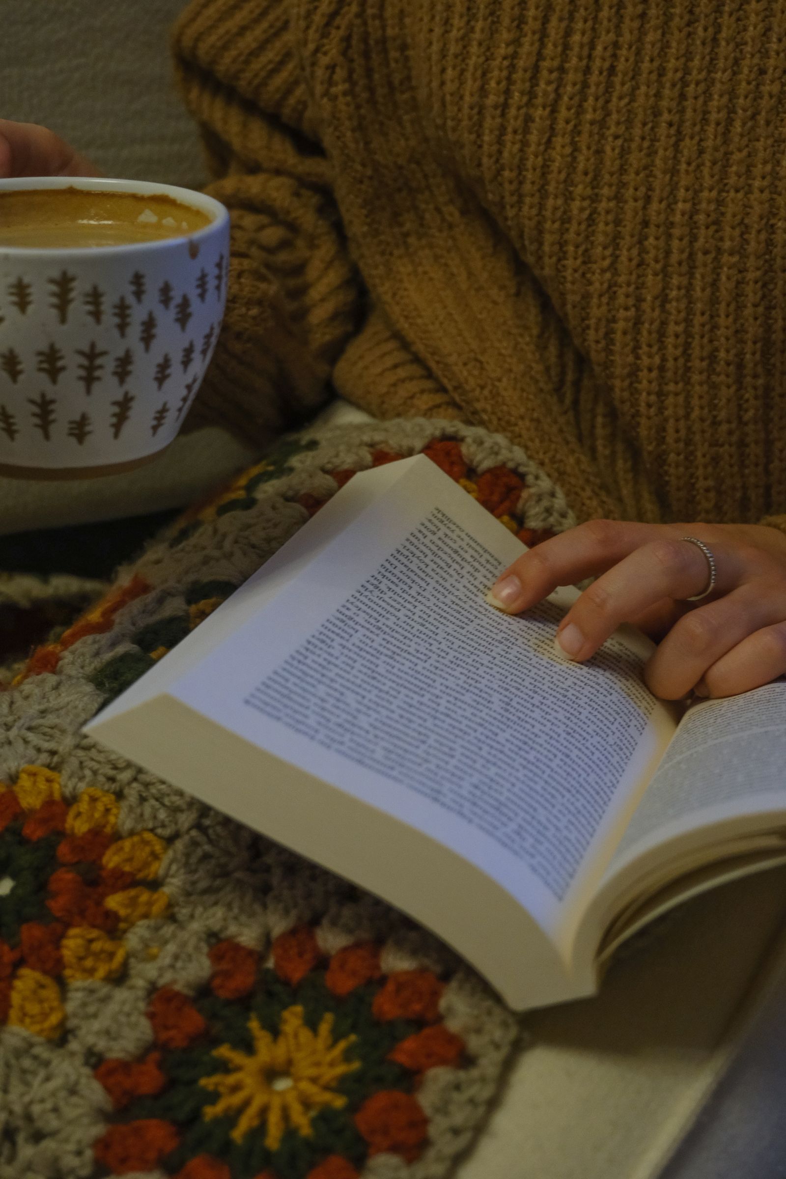 Moment de lecture cosy avec un café, loin des écrans