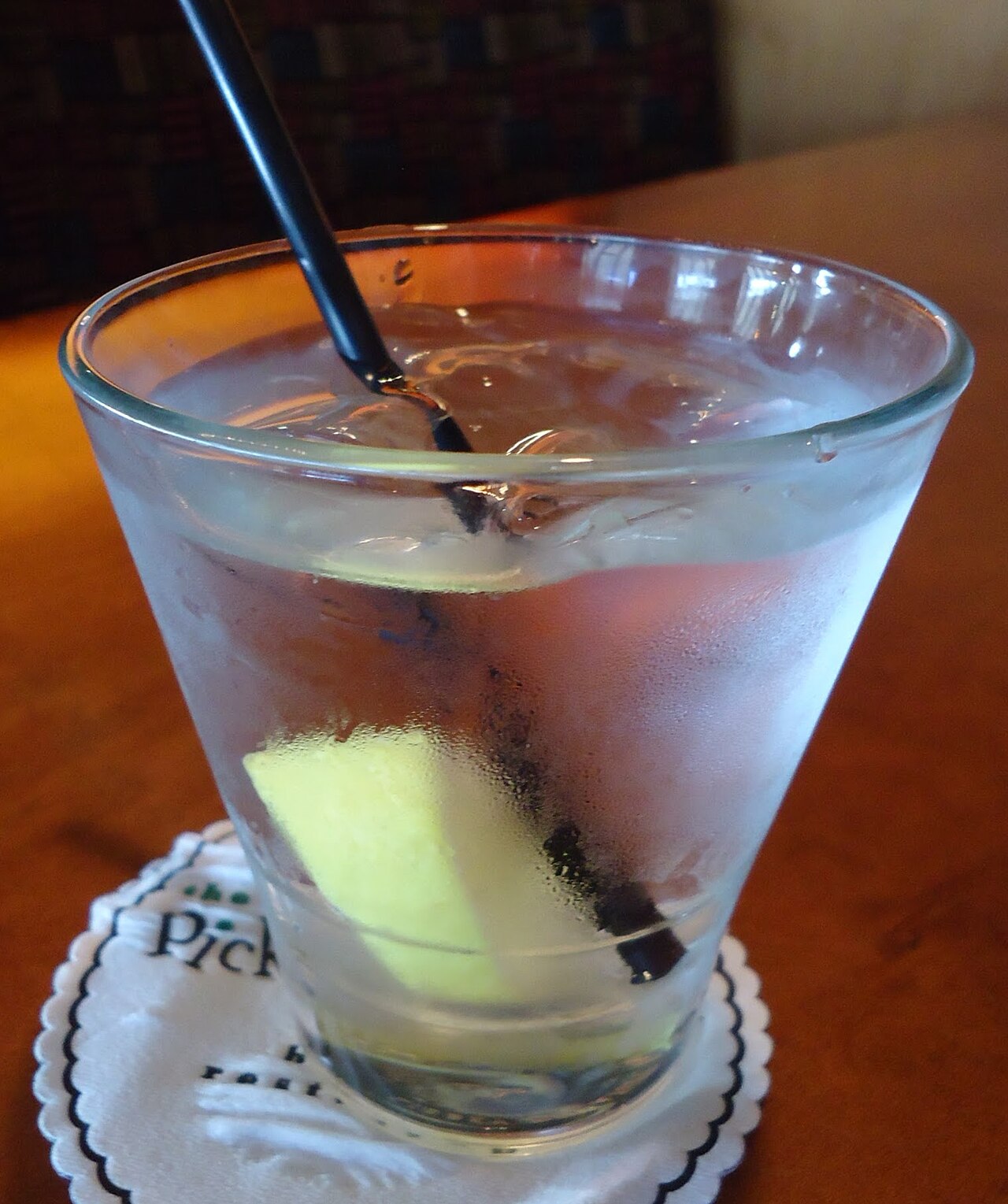 Verre d'eau fraîche avec glaçons et citron