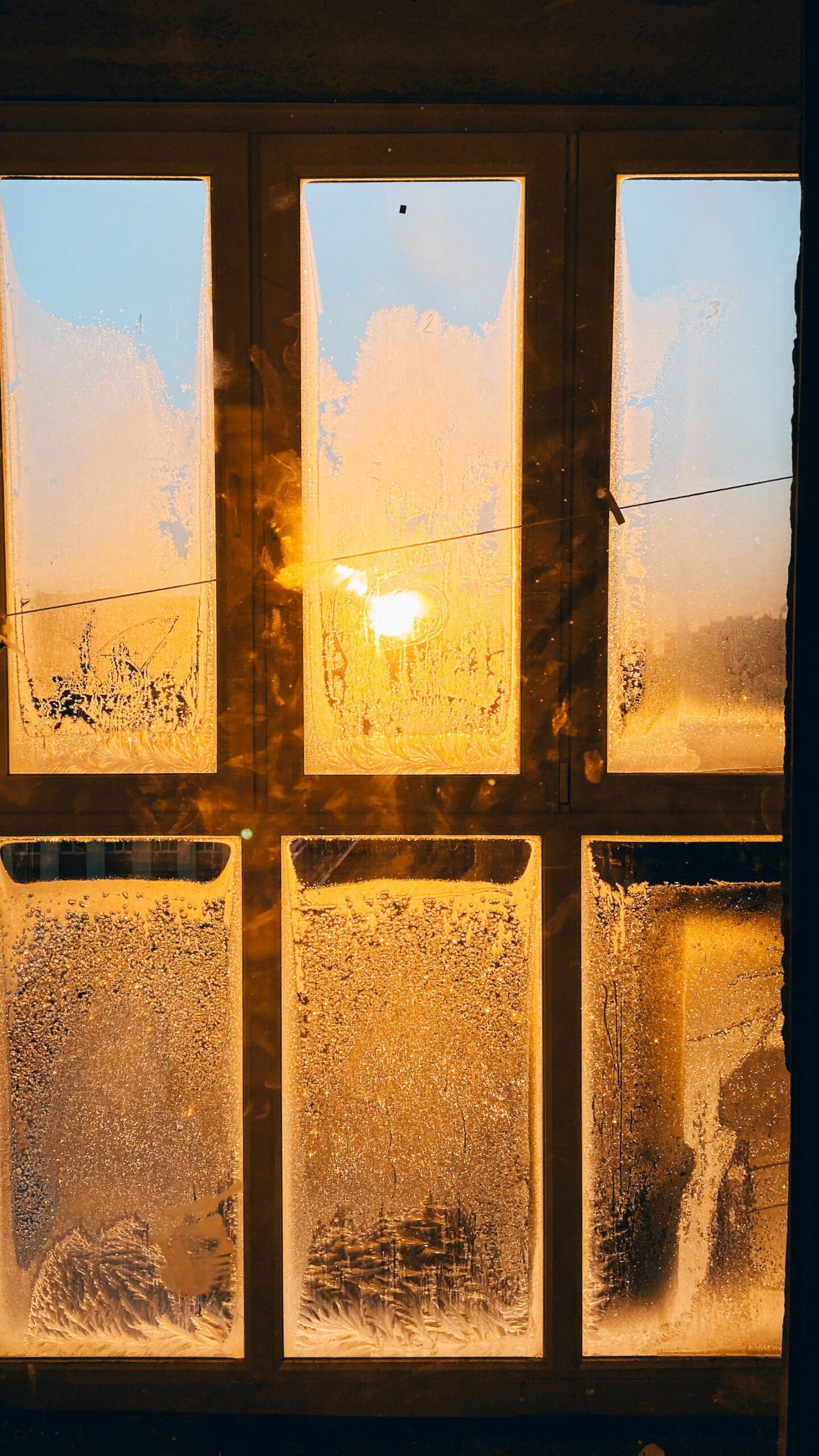Lumière naturelle du matin entrant par une fenêtre