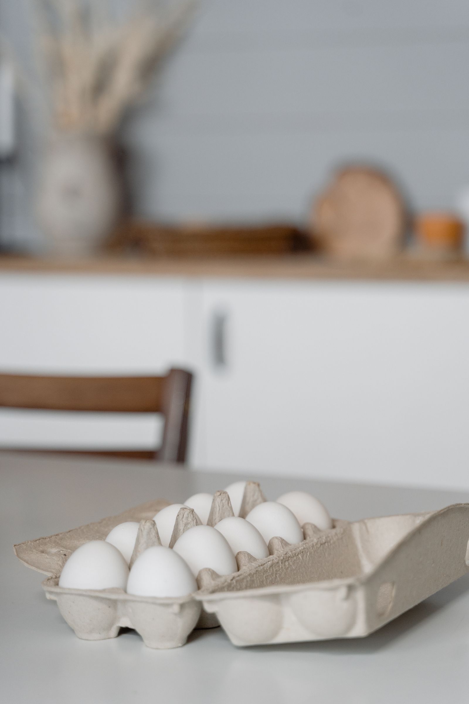 Petit-déjeuner simple posé sur une table