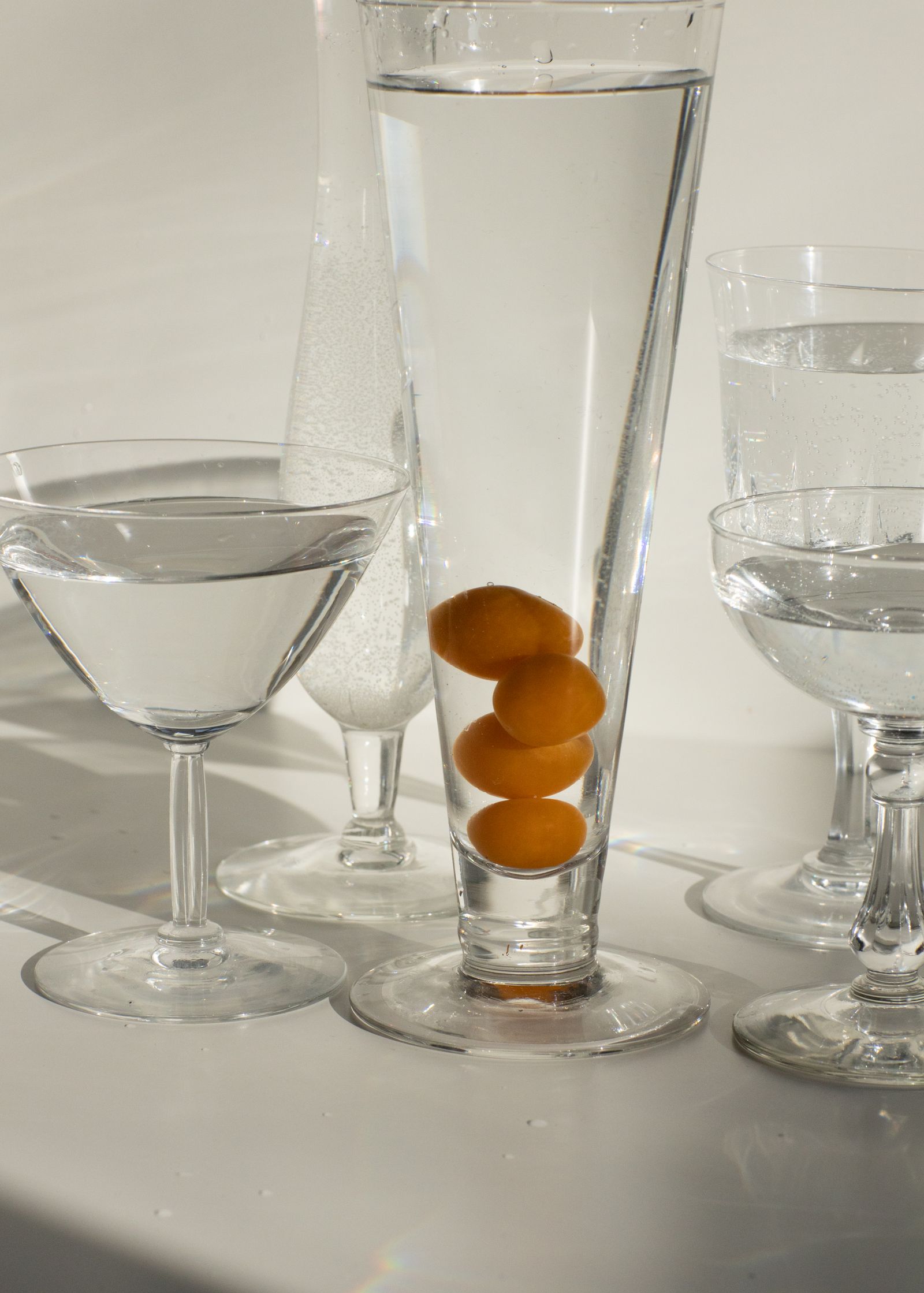 Verre d'eau posé sur une table