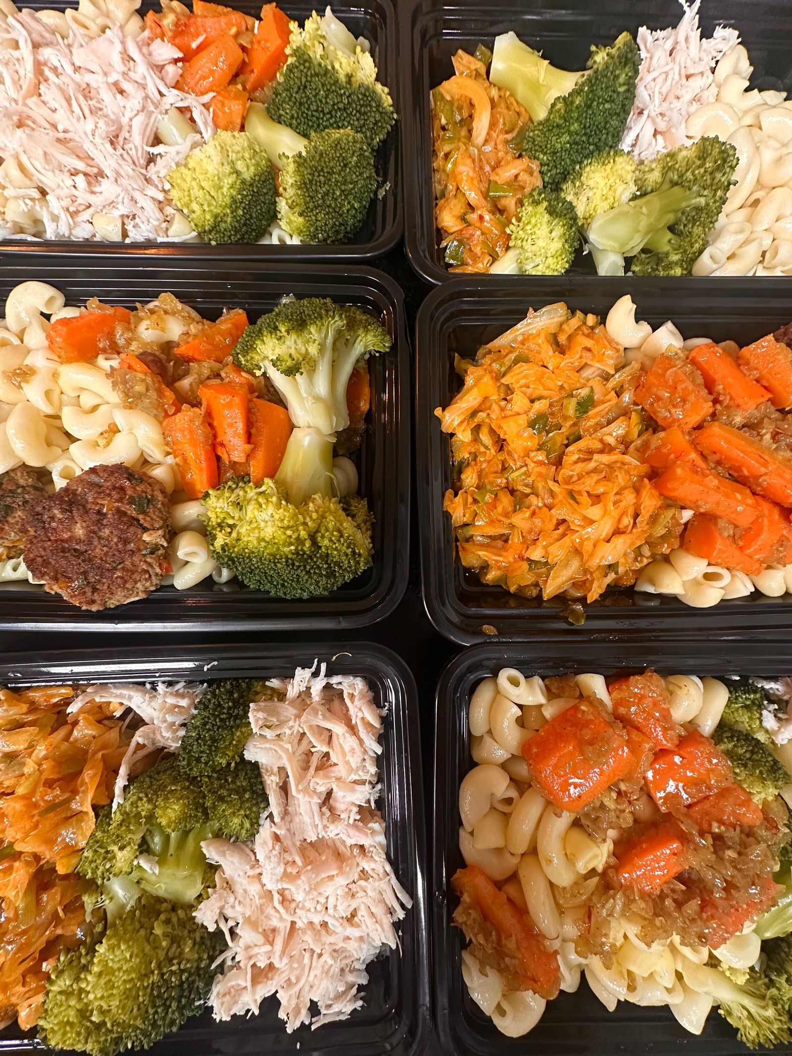 Contenants de repas préparés à l'avance avec pâtes et légumes
