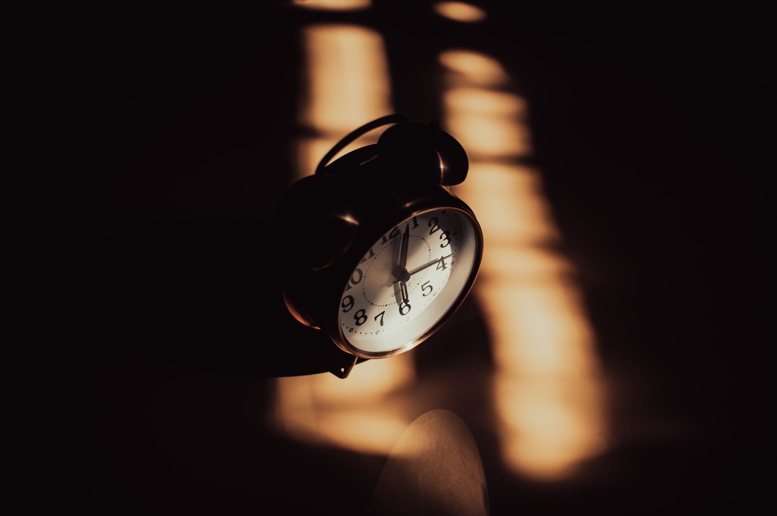 « Les heures avant minuit comptent double » : ce que le dicton dit de travers