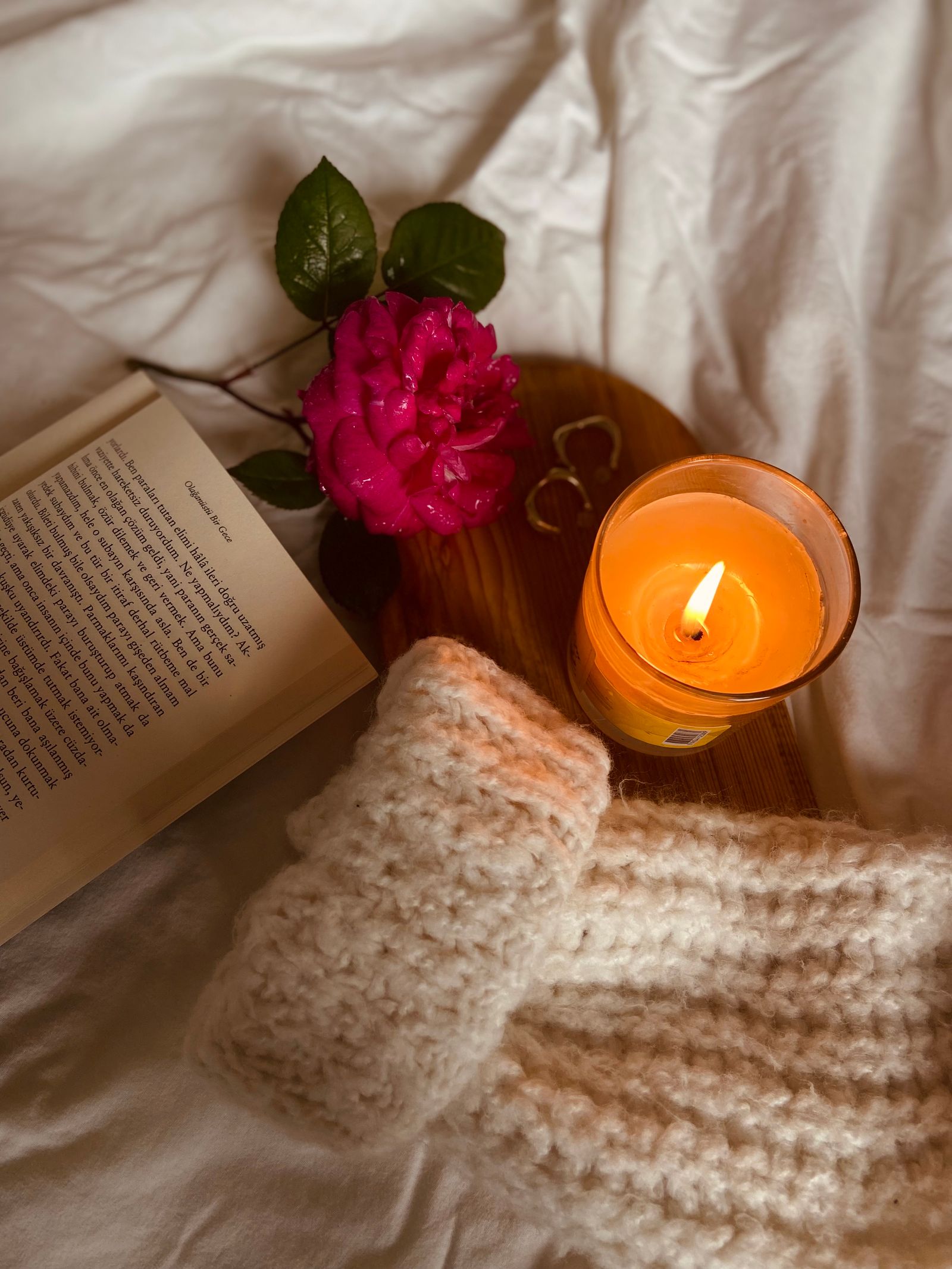 Ambiance cosy et apaisée avec une bougie et un livre