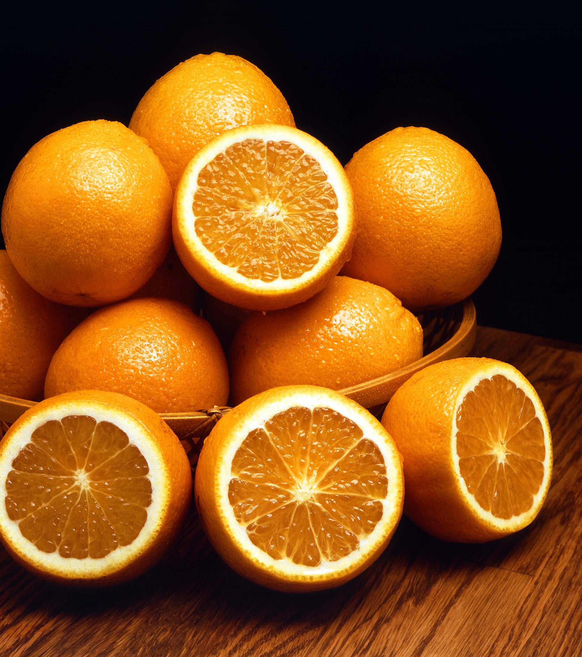 Oranges entières et coupées en deux, riches en vitamine C