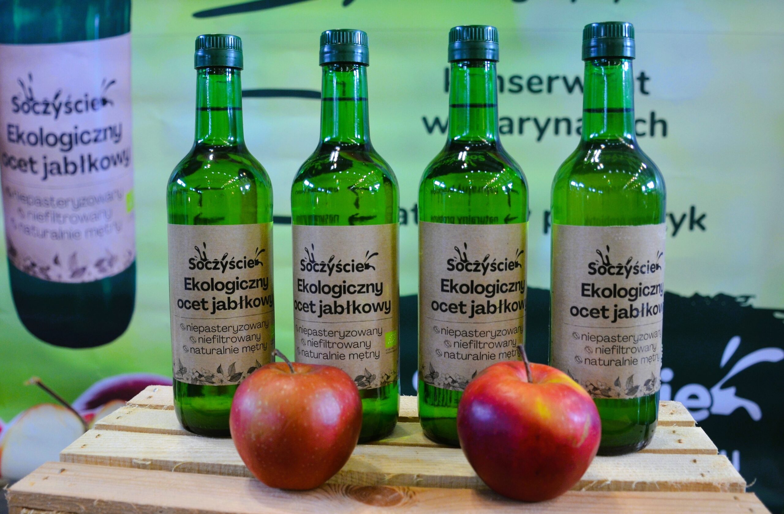 Bouteille et verre de vinaigre de cidre. Photo : Silar, CC BY-SA 4.0, via Wikimedia Commons.