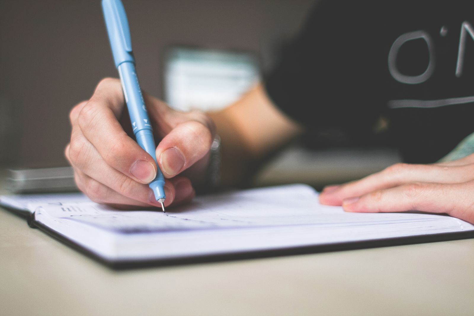 Le journaling : écrire pour s’alléger l’esprit, vraiment ?